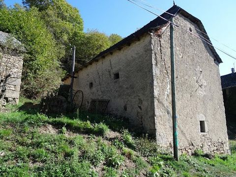 On the way to Santiago de Compostela, set of 3 buildings benefiting from an urban planning certificate for housing(s) and/or tourist accommodation (up to 14 beds) on a south-west hillside with unobstructed views including: - 1 barn/stable of approx. ...