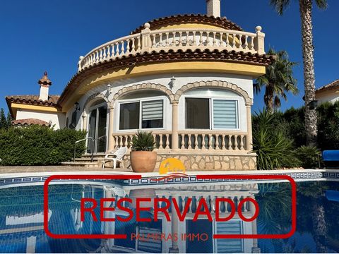 PALMERAS IMMO offers for sale house with tourist license Beautiful and comfortable detached villa of 182 m2 built on a beautiful plot of 551 m2 with private pool close to shops and the beach. The house is composed of: Ground floor: - Large living roo...
