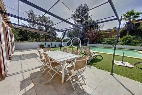 Located in a small condominium of 5 villas, this spacious house offers a peaceful living environment just 5 minutes from the charming village of Biot. With a living area of 400m², this property offers generous space for comfortable family living. The...