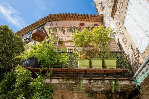 Provence Home, l'agence immobilière du Luberon, vous propose à la vente, au cœur du village de Joucas, une maison datant du 18ème siècle d’environ 126m² répartis sur 4 niveaux. La maison ayant gardé toute son authenticité comprend en rez de rue l’ent...