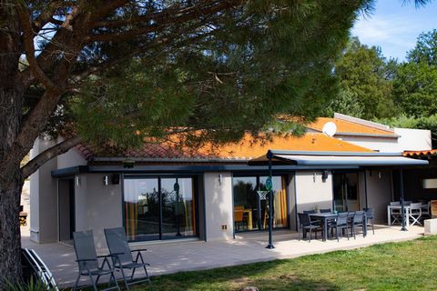 All you have to do is pack your bags in this pretty, well-renovated villa with contemporary decoration located on the heights of Céret in an enchanting setting. Ideal tourist project, guest rooms. You enter a large entrance which takes you to a fitte...