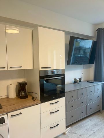 Welcome to your modern and comfortable 1-bedroom apartment in the heart of Krefeld! This stylishly furnished apartment offers you everything you need for a pleasant stay, whether it's for short or long-term stays. Our building in Krefeld offers a sel...