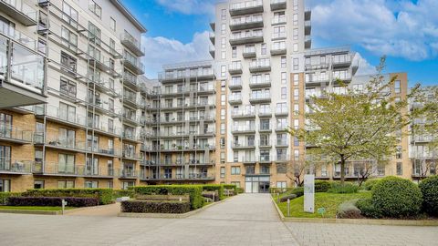 We present this modern dual-aspect, two double-bedroom 10th-floor apartment in Kara Court, Seven Sea Gardens, Bow E3. The apartment boasts abundant natural light and stunning views with a huge private roof terrace and balcony. The accommodation compr...