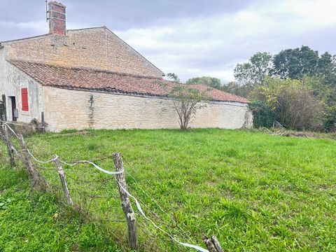 SAINT CHRISTINE 5 minutes from BENET in the MARAIS POITEVIN 40 minutes from La Rochelle, 15 minutes from Fontenay le Comte, 15 minutes from Niort A barn and outbuilding to renovate of about 90 m2 on a plot of 400 m2. Quiet location, 7 minutes from sh...
