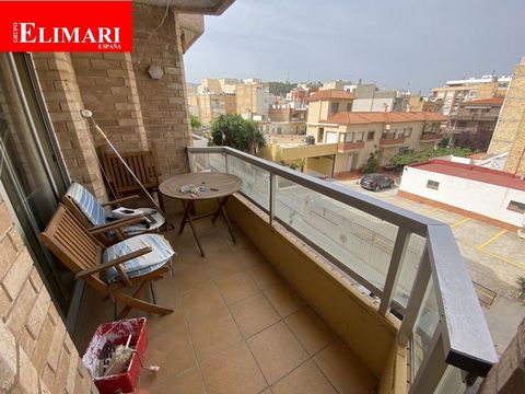 Spacious apartment of 111 m2 in La Rã pita, Costa Dorada, Tarragona. It has a living-dining room with terrace, a separate kitchen with utility room, a storage room, 4 bedrooms and 2 bathrooms. An additional storage room on the roof. Very central, 2 s...