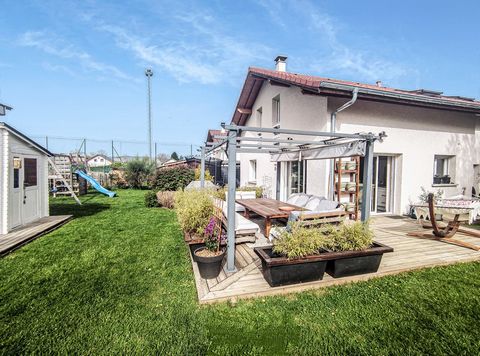 Homey immobilier offers you in exclusivity this charming house located at the end of a cul-de-sac, offering privacy and tranquility in a green setting. On a generous plot of nearly 500m2, this house of more than 100m2 is a true haven of peace, ideal ...