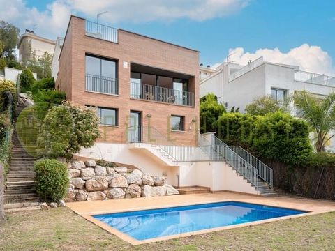 This modern house offers the comfort of large spaces, lots of light and views of the sea and nature of the Garraf Natural Park. Distributed over three floors connected by elevator and spacious marble staircase. Upon entering the property we find the ...