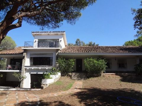 Large, very well situated plot in Elviria between the A7 road and beach including an old villa in need of complete refurbishment or possible demolition for new build. Huge potential with many options. Close To Sea South West Renovation Required Priva...