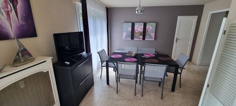 The apartment is very comfortable for 5, possibility to be at 7 maximum, with a little less comfort because some must sleep in the living room! Downtown apartment with large independent garden and private parking. Bathroom with toilet + 1 separate to...