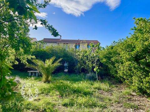 Magnificent mansion from the 30's located close to the shops divided into two parts: the main house (150m2) and the adjacent apartment (80m2). The Maison de Maître is comfortable and quiet, with charm and an authentic cachet: With its high ceilings, ...