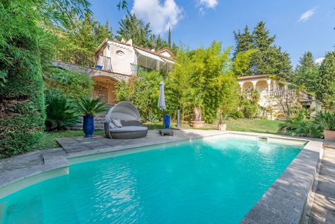 Discover the charm of this Italian-style villa of 320 m2, nestled on a vast 3,555 m2 estate adorned with an olive grove and a swimming pool. This single-story property offers a total of 5 bedrooms, including an independent guest house, a living room ...