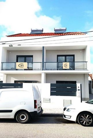 Triplex Villa Quinta do Conde II Semi-detached house with good areas, around 270m2 gross area This house is divided into 2 fractions, (A and B) and as follows: On the ground floor we find a large open space (living room and kitchen) with lots of ligh...