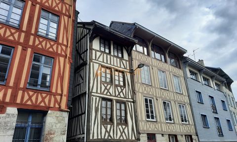 Superb duplex of 124 m2 (Carrez) with garage and cellar, located in a historic area of Rouen, Seine-Maritime (76), for sale. Located in a historic district of Rouen characterized by its half-timbered houses, this bright apartment, with exposed beams,...