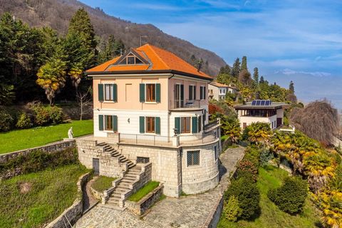 Eine prestigeträchtige Villa zum Verkauf am Ufer des malerischen Lago Maggiore in Belgirate, die sich majestätisch in einem 4.000 Quadratmeter großen Park befindet. Die elegante Residenz bietet einen Blick auf den Lago Maggiore und verfügt über Zimme...