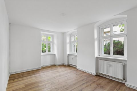 Welcome to our latest offer, an extensively renovated two room apartment set in the south of Berlin. The apartment has dual exposure letting plenty of light in. Living close to Schlossstrasse is perfect for all shopping requirements. Find everything ...