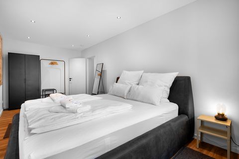 Welcome to the Struck family & this stylish, family-friendly business apartment that offers you everything for a great short or long-term stay in Dreieich: → comfortable double bed (1.80m x 2m) → Sofa bed for 3rd & 4th guest → Smart TV & NETFLIX → Co...