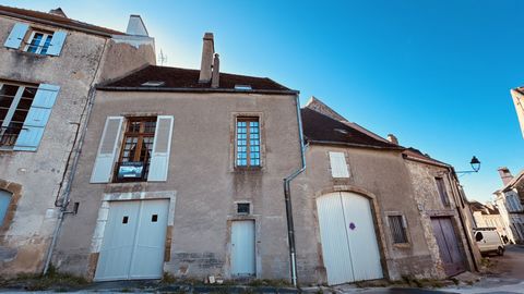 The agency EXPERTIMO has the honor to present you exclusively in the heart of Vézelay a real estate complex composed of two houses with two independent entrances connected by an inner courtyard with well. This house is ideal for combining a residenti...