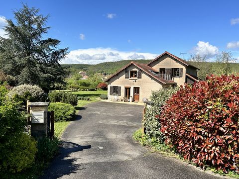 10 minutes from METZ, 5 minutes from the WAVE and the A31, come and discover this rarisime property, the only house on the island of ARS SUR MOSELLE, in a unique and wooded environment, Mr SCHLECHTfrom the MARCHAL IMMOBILIER agency offers you this la...