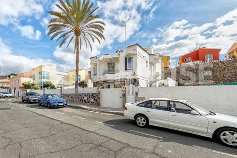 Best House offers a spectacular independent villa with 2 floors for sale, on a plot of 317 meters and a constructed area of 222 meters. It has a large garage, storage basement, indoor pool and several outdoor terraces on the different levels of the p...