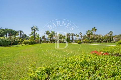 Cannes Croisette: in a prestigious, secure residence on the Croisette, magnificent, four-room, garden-level apartment, 110 sqm, with a magnificent 90 sqm private garden with a glimpses of the sea. This property comprises an entrance hall, a living ro...