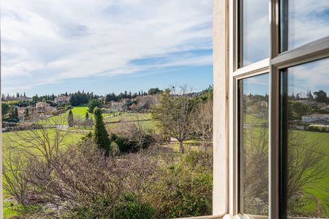 In a sought-after neighborhood, just 3 km from the bustling Provencal city center, in a beautiful bucolic and soothing environment, a very exceptional property of 300 m2 nestled away on a magnificent private plot of 2500 m2. The main house is a beaut...