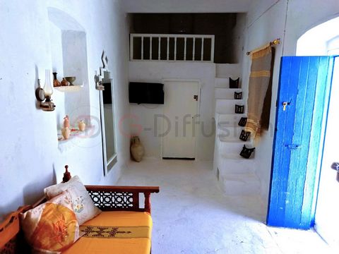 Pensionat i traditionell Djerbiansk stil (Houche) på ön Djerba Jag erbjuder dig detta magnifika traditionella hus på ön Djerba. Enplansvilla, belägen 500 m från stranden, är byggd 100% i sten på en trädbevuxen tomt på 4051 m2. Interiör beskrivning: 4...