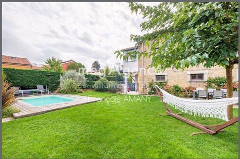 Dommartin village in western Lyon. Just 15 minutes from the gates of LYON. A unique property built in stones on several cleverly designed levels of 270 m2 including 157 m2 of living space. On the ground floor, large double garage that can accommodate...