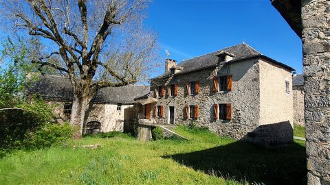 This group of buildings is made up of two farmhouses located quietly in a small hamlet. On the one hand, a farmhouse composed of a dwelling house, a barn and a large shed on two levels, articulated around a U-shaped courtyard plus a small house of 50...