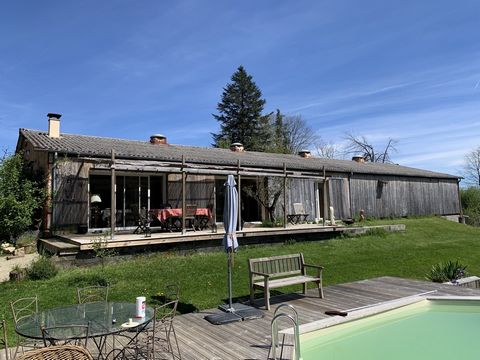 Come and discover this magnificent renovated property with more than 2.5 ha of land!! This is an equestrian and tourist property located in Saint Germain-les-Belles. This atypical set includes: - A main house consisting of a fitted and equipped kitch...