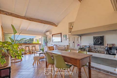 Located in the charming hilltop village of Biot dating from the XI century, this pretty house from the 1930s of 77 m2 has been completely renovated in a neo-Provençal spirit. Quiet in a small alley, this house is built on three levels. A large hall i...