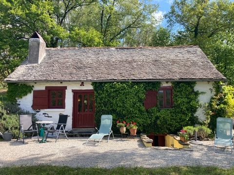 Looking for peace, forests, nature and the charm of the french countryside? We offer this unique house exclusively, an ideal holiday home. This is your opportunity! Via an unpaved path, you arrive in an oasis of greenery, trees, flowers and an except...