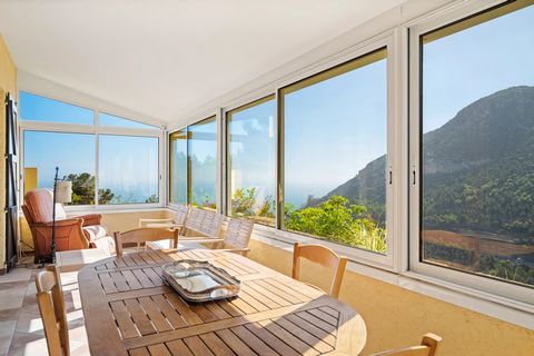In the tranquil area of Roquebrune Cap Martin, this spacious villa spans 212 m2, facing southwest, offering panoramic views of the sea and mountains from its wooded plot of approximately 6000 m2. This charming villa comprises an entrance hall, a 42 m...