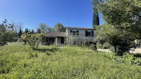 Nestled in a small village Provençal popular Alpilles South, discover this traditional house of the years 1985/ 1986 offering 110m2 approximately on a beautiful flat ground of 1 500M2, closed and sported. This house consists of a living room/ lounge,...