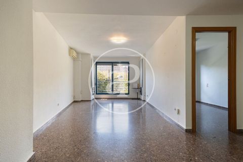 FLAT FOR SALE WITH 3 BEDROOMS IN AYORA aProperties presents this exclusive property, located in one of the most sought after areas of Valencia, very well connected to all services.  With a surface area of 117 m2 built according to the land registry, ...