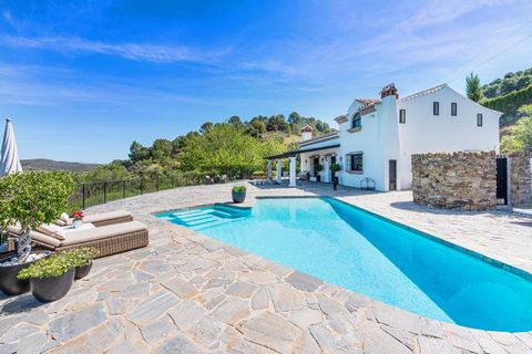 This beautiful traditional Spanish cortijo has been fully refurbished throughout and offers the ability to be operated as a holiday retreat (tourist licence in place). It sits on 5288m2 of private walled and fenced land with stunning far-reaching 360...