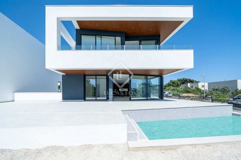 Lucas Fox is pleased to present this magnificent independent villa in La Llosa (Cambrils), a coastal jewel just a few meters from the beach. This exclusive property stands out for its incomparable interior qualities and a minimalist-style exterior ar...