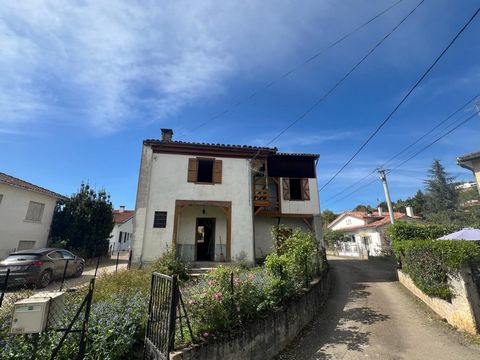 HOUSE TO RENOVATE Charming property located in the heart of the town, type 3 house of 110 m² to be completely renovated with garden. On the exterior side, the garden offers a peaceful space where you can relax and enjoy the mild climate of Saint-Giro...