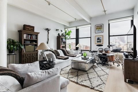 Remarkably spacious and stylish loft, 1417 square foot (approx.) of perfect space for entertaining and easy living in one of Dumbo's most coveted condominiums. This home is well laid out with a nicely proportioned master suite, with an en-suite bathr...
