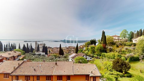 In the heart of enchanting Gardone Riviera, one of the pearls of Lake Garda, we are welcomed by this beautiful attic room, which offers a rare combination of comfort and scenic beauty. Located on the top floor of an exclusive condominium, direct acce...