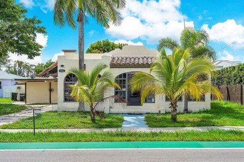 This prime East Delray Beach location features a 3 BR 2 BA 1928 Mizner-style gem, complete with a 2 BR 2 BA guest house. The front loggia welcomes the warm Atlantic breezes. Dade County pine hardwood floors surround the original limestone fireplace, ...