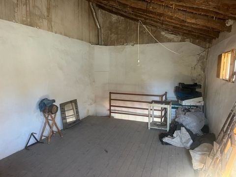 Se vende garajelocal comercial de dos niveles en esquina con calle del mercado en Ayora 31 m2 por planta se conecta agua y luz y hay un aseo Podría ser una bonita tienda o sala de exposiciones