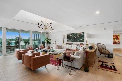 Willkommen in den The Ritz-Carlton Residences, Miami Beach, die vom renommierten Architekten Piero Lissoni entworfen wurden. Diese 3.310 SF große Residenz plus ein 474 SF großer Balkon bietet raumhohe Fenster, die den Raum mit natürlichem Licht fülle...