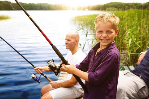 Kinderen welkom! Gezinsvriendelijk vakantiepark midden in het betoverende bos- en merenlandschap van het Mecklenburgse merengebied - direct aan het meer Granzower, halverwege Berlijn en de Oostzee. Het meer is via de Müritz-Havel-waterweg verbonden m...