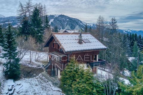 Michaël Zingraf Real Estate Megève vous propose, sur le Mont d'Arbois, situé à proximité des remontées mécaniques et du golf, ce chalet à rénover et vendu avec un PC purgé de tout recours pour la construction d'un second chalet individuel de 130m2. E...