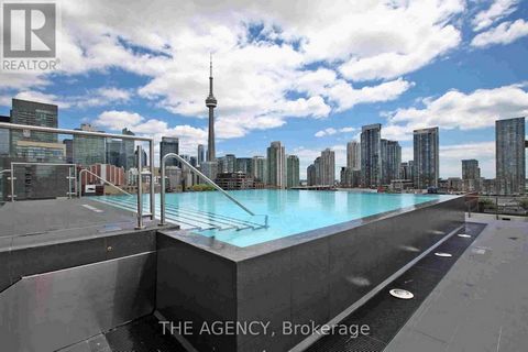 Treten Sie ein in den Inbegriff von King West Luxus in Fashion House Condos! Dieses Boutique-Juwel ist eines der begehrtesten Gebäude in Downtown Toronto und strahlt schon vom Eingang an Raffinesse aus. Das Hotel befindet sich auf dem Dach des The Ke...