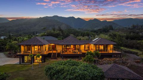 Willkommen in einem atemberaubenden Rückzugsort in den begehrten Wailuku Country Estates, die die perfekte Mischung aus ruhigem Landleben und unmittelbarer Nähe zum Zentrum von Maui bieten. Eingebettet auf über 2,7 Hektar landwirtschaftlich genutztem...