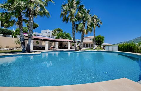 Situada en la popular zona residencial de Sol Park, esta impresionante villa de estilo mediterráneo ofrece encanto y lujo. Convenientemente situado a pocos pasos de restaurantes, bares, un club de tenis, farmacia y otros servicios esenciales, está a ...