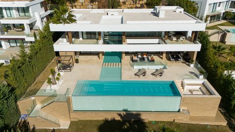 This villa, located in the sought-after area of La Alquería in Benahavis, sits on an elevated plot with clear views of the Mediterranean Sea. The south-facing position allows sunlight to flow through the house all day, making every room bright and we...