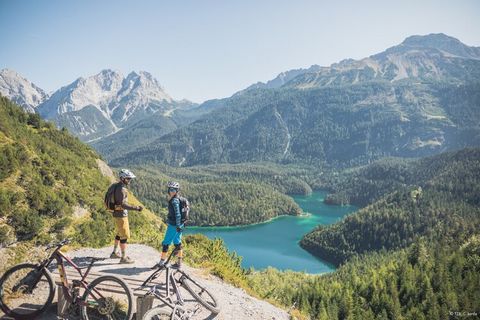 Das Bergresort Zugspitze Ehrwald bietet inkludiertes Frühstück und die ideale Unterkunft für Ihren Urlaub. Im 126 m² großen Chalet fühlen sich bis zu 8 Personen wohl. Ihr Ferienhaus verfügt über 3 Schlafzimmer (3x Doppelbett), 3 Badezimmer mit Dusche...