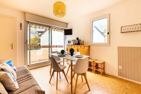 Cet appartement chaleureux, situé dans une résidence paisible, offre un séjour confortable pour jusqu'à quatre personnes. La propriété dispose d'une chambre confortable avec un lit double, ainsi que d'une entrée avec deux lits superposés, ce qui la r...